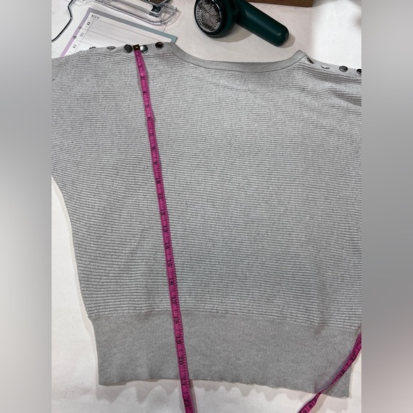 🛍️CARMEN MARC VALVO Light gray bat wing sweater size S. - Picture 12 of 12